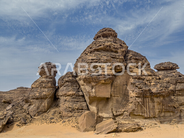 الطبيعة الصخرية للجبال في الصحراء في النهار, التضاريس والمرتفعات الجبلية في المناطق الصحراوية, المعالم الطبيعية السياحية في المملكة العربية السعودية، مكان سياحي طبيعي مشهور