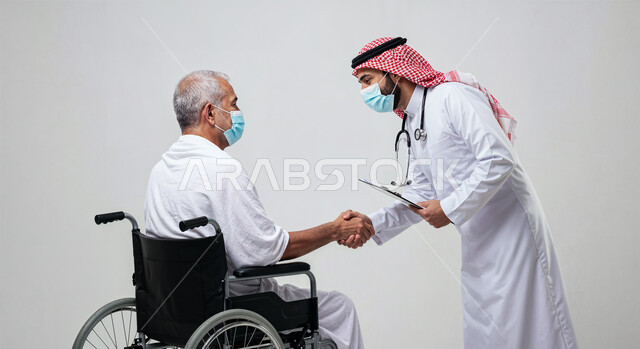 العمل في القطاع الصحي، مفهوم أركان الإسلام وأداء الفرائض الدينية، بورتريه لرجل حاج من ذوي الهمم يرتدي ثياب الإحرام والكمامة يجلس على كرسي متحرك يقوم بمصافحة الطبيب، تأدية مناسك الحج والعمرة، العبادة والتقرب إلى الله، اتباع الاجراءات الوقائية، خلفية بيضاء