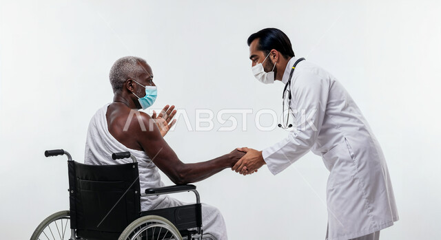 العمل في القطاع الصحي، مفهوم أركان الإسلام وأداء الفرائض الدينية، بورتريه لرجل حاج من ذوي الهمم يرتدي ثياب الإحرام والكمامة يجلس على كرسي متحرك يقوم بمصافحة الطبيب، تأدية مناسك الحج والعمرة، العبادة والتقرب إلى الله، اتباع الاجراءات الوقائية، خلفية بيضاء