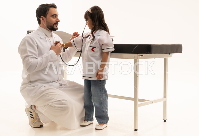 العمل في المجال الطبي والصحي، هيئة الهلال الأحمر السعودي، بورتريه لطبيب سعودي عربي خليجي يرتدي المعطف الأبيض يدرب فتاة ترتدي معطف بشعار الهيئة، الإسهام في الخدمات الإنسانية والاجتماعية، تقديم الخدمة الطبية الإسعافية الطارئة بالمملكة، خلفية بيضاء