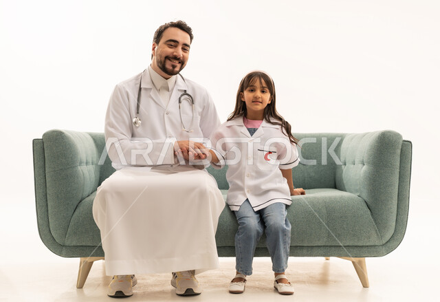 هيئة الهلال الأحمر السعودي، العمل في المجال الطبي والصحي، بورتريه لطبيب سعودي عربي خليجي يرتدي المعطف الأبيض يجلس مع فتاة ترتدي معطف بشعار الهيئة، الإسهام في الخدمات الإنسانية والاجتماعية، تقديم الخدمة الطبية الإسعافية الطارئة بالمملكة، خلفية بيضاء