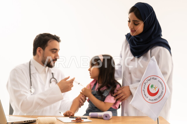 الإسهام في الخدمات الطبية الإسعافية الطارئة، دمج التكنولوجيا والتقنية في المجال الطبي والصحي، العمل في هيئة الهلال الأحمر السعودي، بورتريه لطبيبين سعوديين عربيين خليجيين يرتديان المعطف الأبيض يقومان بفحص فتاة صغيرة يعملان على الحاسوب المحمول، خلفية بيضاء