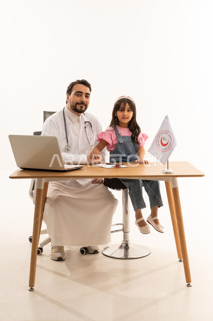 تأمين الخدمة الطبية الإسعافية الطارئة بالمملكة، دمج التكنولوجيا والتقنية في المجال الطبي والصحي، العمل في هيئة الهلال الأحمر السعودي، بورتريه لطبيب سعودي عربي خليجي يرتدي المعطف الأبيض يجلس مع فتاة صغيرة يعمل على الحاسوب المحمول، خلفية بيضاء