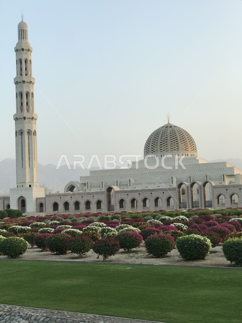  مسجد السلطان قابوس في مسقط في سلطنة عمان، التحف المعمارية الاسلامية في العاصمة، القبب والمآذن والاقواص المزخرفة، الفن الهندسي المعماري على الطراز العربي الاسلامي، مكان ومعلم ديني مقدس, الاهتمام بالزراعة والتشجير في المدن السياحية