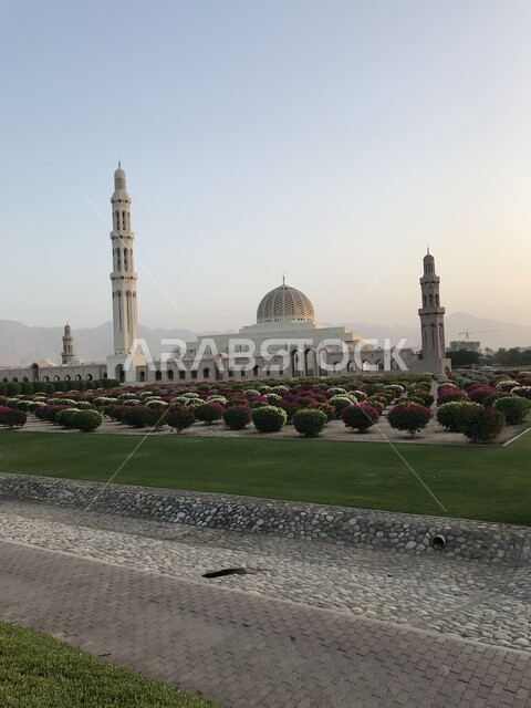  مسجد السلطان قابوس في مسقط في سلطنة عمان، التحف المعمارية الاسلامية في العاصمة، القبب والمآذن والاقواص المزخرفة، الفن الهندسي المعماري على الطراز العربي الاسلامي، مكان ومعلم ديني مقدس, الاهتمام بالزراعة والتشجير في المدن السياحية