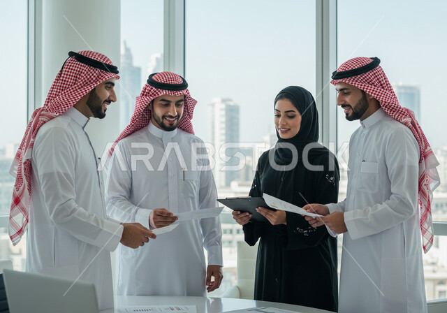  روح الفريق والعمل الجماعي، موظفون عرب خليجيون سعوديون يتناقشون ويعقدون الاتفاق داخل المكتب في مقر الشركة, وضع الاستراتيجيات والخطط لتحقيق أهداف الشركة، ضمان فهم واضح وشامل للأعمال
