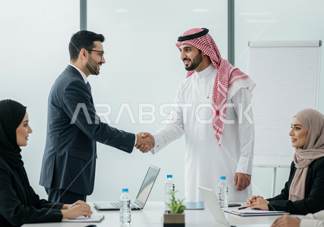  روح الفريق والعمل الجماعي، موظفون عرب خليجيون سعوديون يتناقشون ويعقدون الاتفاق داخل المكتب في مقر الشركة, وضع الاستراتيجيات والخطط لتحقيق أهداف الشركة، ضمان فهم واضح وشامل للأعمال