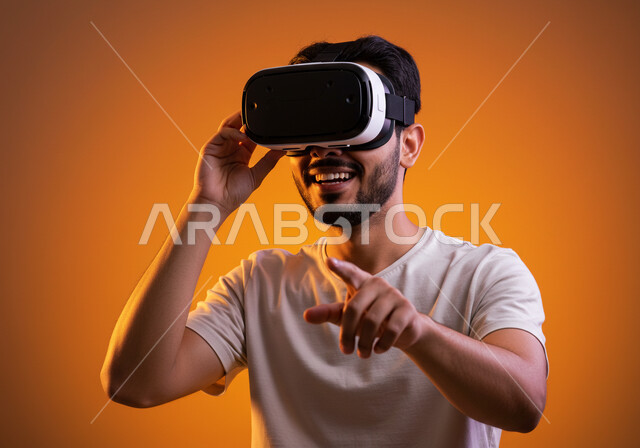 التكنولوجيا الحديثة واستخدام الأجهزة المتطورة، المتعة والتسلية بمحاكاة العالم الخيالي، الاندماج والتفاعل مع الواقع الافتراضي, بورتريه مقرب لرجل عربي خليجي سعودي يرتدي الزي الكاجوال ونظارة في آر ثلاثية الأبعاد بايماءات التفاعل, خلفية برتقالية