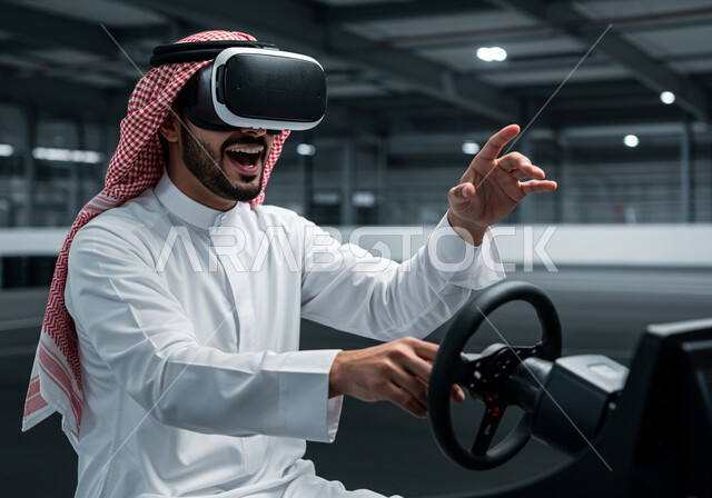 محاكاة ركوب سيارة ثري دي في العالم الخيالي، رجل عربي خليجي سعودي يرتدي الثوب التقليدي والشماغ ونظارة الواقع الإفتراضي ثلاثية الأبعاد يمسك المقوج يقوم باللعب في ألعاب الفيديو، تقنيات وأجهزة تكنولوجية، إيماءات السعادة بألعاب قيادة السيارات