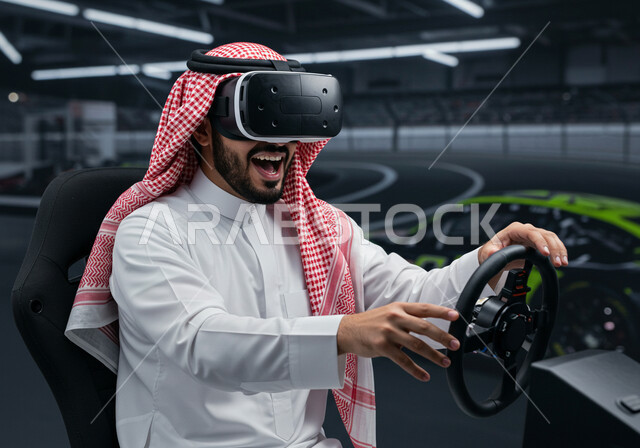 محاكاة ركوب سيارة ثري دي في العالم الخيالي، رجل عربي خليجي سعودي يرتدي الثوب التقليدي والشماغ ونظارة الواقع الإفتراضي ثلاثية الأبعاد يمسك المقوج يقوم باللعب في ألعاب الفيديو، تقنيات وأجهزة تكنولوجية، إيماءات السعادة بألعاب قيادة السيارات
