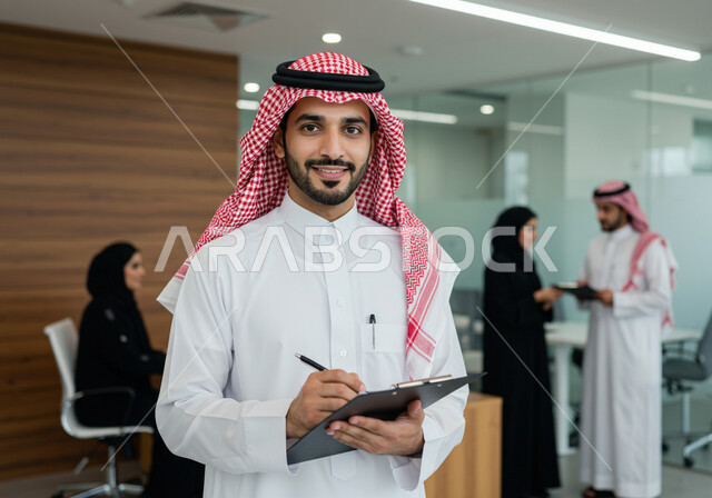 تدوين وكتابة البيانات والنتائج على ورقة، ادارة وانجاز المهام في مقر الشركة, رجل عربي خليجي سعودي مبتسم يرتدي الثوب التقليدي والشماغ بايماءات وتعابير السرور والسعادة، مهن ووظائف مكتبية سعودية