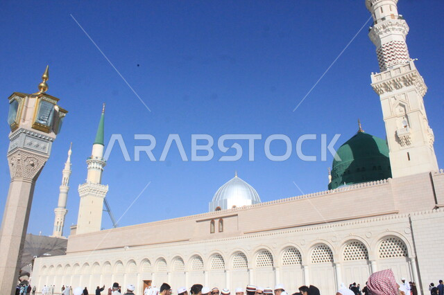 القبب والمآذن للمسجد النبوي الشريف في المدينة المنورة بالمملكة العربية السعودية، جذب واستطقاب المسلمين من جميع انحاء العالم, أماكن إسلامية مقدسة، معلم ديني مقدس في النهار