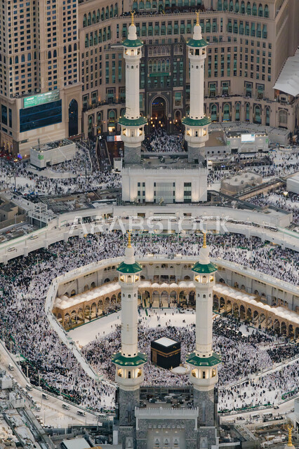 مكان ومعلم ديني مقدس في المملكة العربية السعودية, صورة علوية للفن الهندسي المعماري للأبراج وناطحات السحاب  في مكة المكرمة، مقصد المسلمين من مختلف البلدان، التقدم والنمو العمراني للفنادق والمباني المطلة على الحرم المكي الشريف