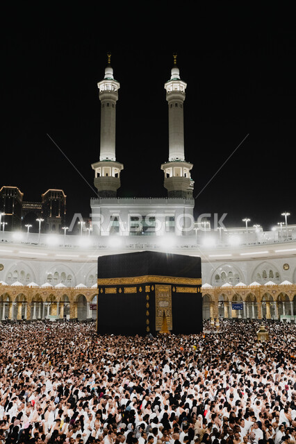 بيت الله الحرام في ساحات الحرم المكي الشريف، طواف الحجاج والمسلمين حول الكعبة المشرفة بمكة المكرمة, مقصد المسلمين من أنحاء العالم، أداء مناسك الحج والعمرة، الأماكن والمعالم الدينية الإسلامية المقدسة في المملكة العربية السعودية, العبادة والتقرب إلى الله تعالى