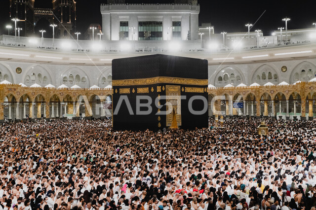 بيت الله الحرام في ساحات الحرم المكي الشريف، طواف الحجاج والمسلمين حول الكعبة المشرفة بمكة المكرمة, مقصد المسلمين من أنحاء العالم، أداء مناسك الحج والعمرة، الأماكن والمعالم الدينية الإسلامية المقدسة في المملكة العربية السعودية, العبادة والتقرب إلى الله تعالى
