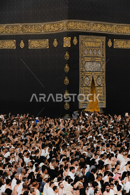 بيت الله الحرام في ساحات الحرم المكي الشريف، طواف الحجاج والمسلمين حول الكعبة المشرفة بمكة المكرمة, مقصد المسلمين من أنحاء العالم، أداء مناسك الحج والعمرة، الأماكن والمعالم الدينية الإسلامية المقدسة في المملكة العربية السعودية, العبادة والتقرب إلى الله تعالى
