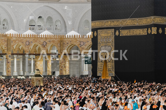 بيت الله الحرام في ساحات الحرم المكي الشريف، طواف الحجاج والمسلمين حول الكعبة المشرفة بمكة المكرمة, مقصد المسلمين من أنحاء العالم، أداء مناسك الحج والعمرة، الأماكن والمعالم الدينية الإسلامية المقدسة في المملكة العربية السعودية, العبادة والتقرب إلى الله تعالى