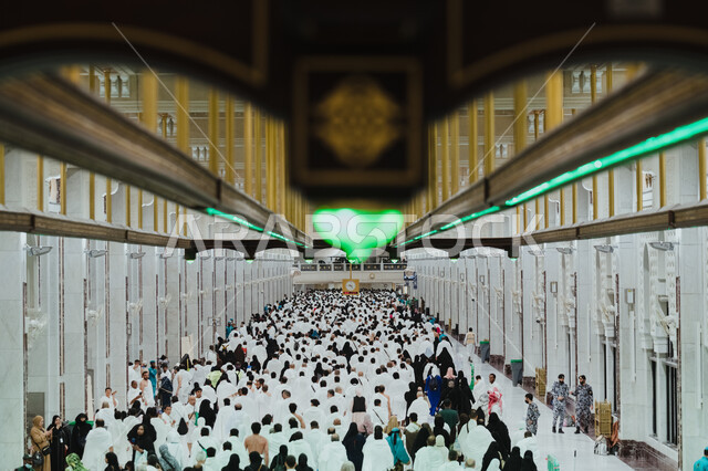 الحجاج والمعتمرين في المسعى بمكة المكرمة في المملكة العربية السعودية، السعي بين الصفا والمروة، اداء مناسك الحج والعمرة، العبادة والتقرب الى الله، مكان إسلامي مقدس