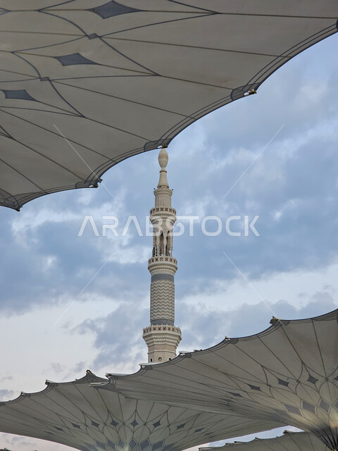 منارة المسجد النبوي الشريف في المدينة المنورة، الفن الهندسي المعماري لبناء المساجد على الطراز العربي الإسلامي, المعالم والأماكن الدينية الإسلامية المشهورة في المملكة العربية السعودية, مفهوم العبادة والتقرب إلى الله