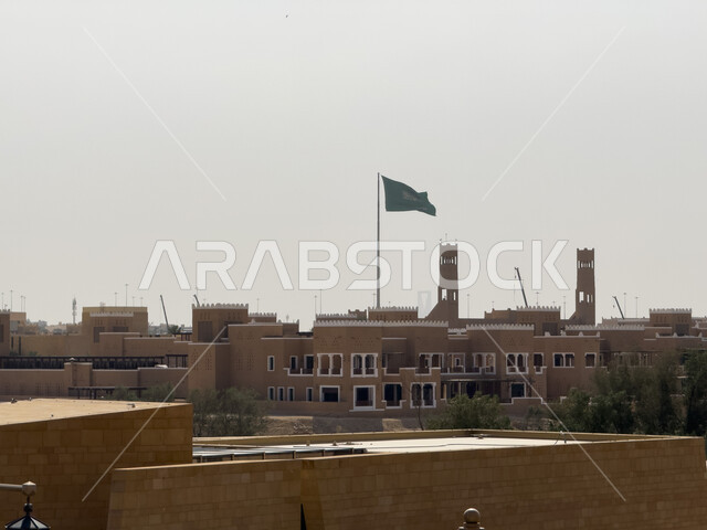 فندق باب سمحان في مدينة الدرعية في النهار، مكان سياحي تاريخي تراثي، المزارات الاثرية في الرياض، المنشآت الطينية المبنية على الطراز العربي القديم، الحضارة الاصيلة في المملكة العربية السعودية