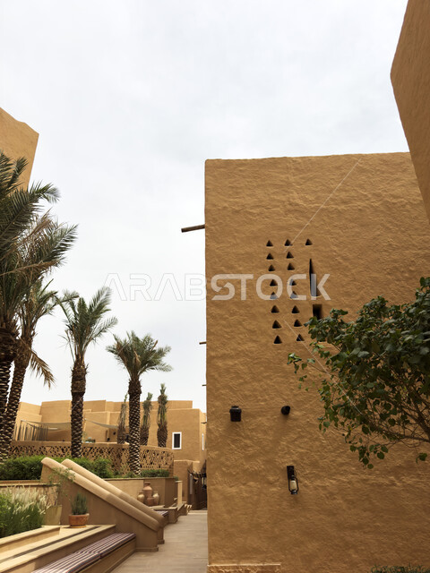 فندق باب سمحان في مدينة الدرعية في النهار، مكان سياحي تاريخي تراثي، المزارات الاثرية في الرياض، المنشآت الطينية المبنية على الطراز العربي القديم، الحضارة الاصيلة في المملكة العربية السعودية