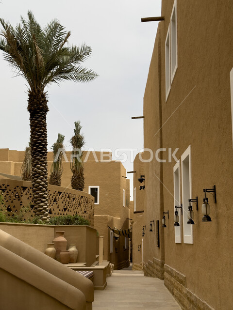 فندق باب سمحان في مدينة الدرعية في النهار، مكان سياحي تاريخي تراثي، المزارات الاثرية في الرياض، المنشآت الطينية المبنية على الطراز العربي القديم، الحضارة الاصيلة في المملكة العربية السعودية