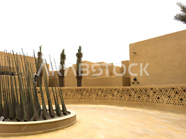 فندق باب سمحان في مدينة الدرعية في النهار، مكان سياحي تاريخي تراثي، المزارات الاثرية في الرياض، المنشآت الطينية المبنية على الطراز العربي القديم، الحضارة الاصيلة في المملكة العربية السعودية