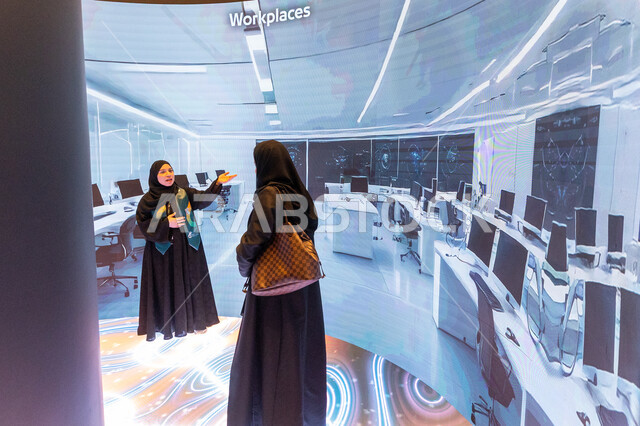 توافد الزوار والحضور الى مؤتمر تنمية القدرات البشرية في مدينة الرياض، برامج إطلاق الإمكانات الكاملة للقدرة البشرية، رؤية مستقبلية سعودية 2030، مركز الملك عبد العزيز الدولي للمؤتمرات