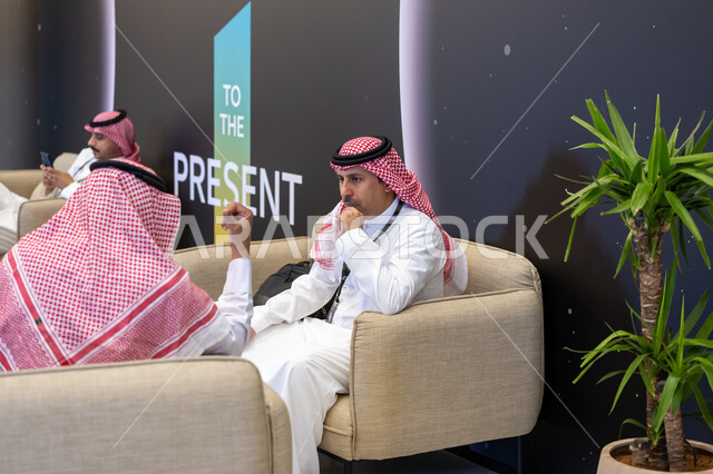 توافد الزوار والحضور الى مؤتمر تنمية القدرات البشرية في مدينة الرياض، برامج إطلاق الإمكانات الكاملة للقدرة البشرية، رؤية مستقبلية سعودية 2030، مركز الملك عبد العزيز الدولي للمؤتمرات