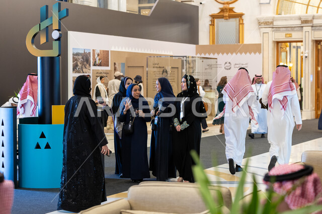 توافد الزوار والحضور الى مؤتمر تنمية القدرات البشرية في مدينة الرياض، برامج إطلاق الإمكانات الكاملة للقدرة البشرية، رؤية مستقبلية سعودية 2030، مركز الملك عبد العزيز الدولي للمؤتمرات