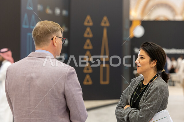 توافد الزوار والحضور الى مؤتمر تنمية القدرات البشرية في مدينة الرياض، برامج إطلاق الإمكانات الكاملة للقدرة البشرية، رؤية مستقبلية سعودية 2030، مركز الملك عبد العزيز الدولي للمؤتمرات