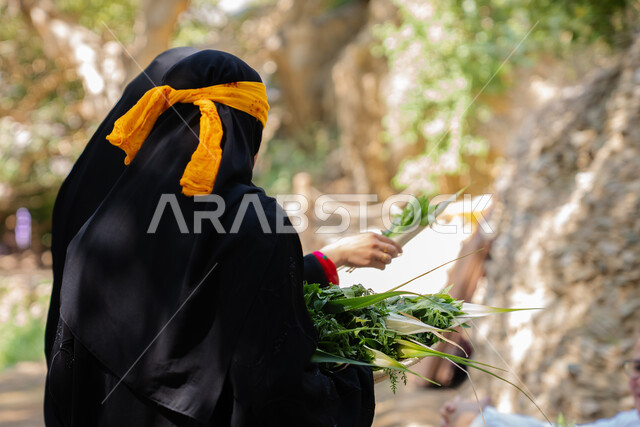 امراة بالبس التاريثي لي ذي عين تقدم الخزام البري 