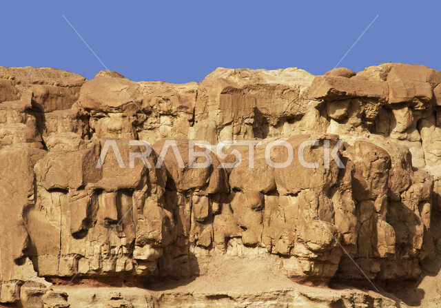 الطبيعة الصخرية للجبال في الصحراء, التضاريس والمرتفعات الجبلية في المناطق الصحراوية, المعالم الطبيعية السياحية في المملكة العربية السعودية، مكان سياحي طبيعي مشهور