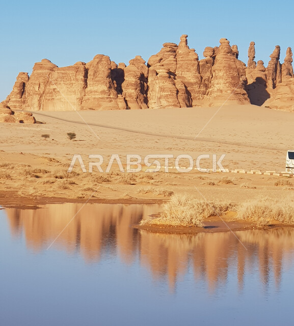الطبيعة الصخرية للجبال في الصحراء في النهار, التضاريس والمرتفعات الجبلية في المناطق الصحراوية, المعالم الطبيعية السياحية في المملكة العربية السعودية، مكان سياحي طبيعي مشهور