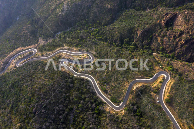  الطرق والشوارع المعبدة السريعة بين مكة والطايف, الاهتمام بتهيئة البنية التحتية، طريق إسفلتي ملتوي وعر وسط الجبال الصخرية، الطبيعة والبيئة الجبلية القاسية في مدينة الطائف، القمم والمرتفعات في المملكة العربية السعودية، حركة مرور السيارات في طريق عقبة الهدا