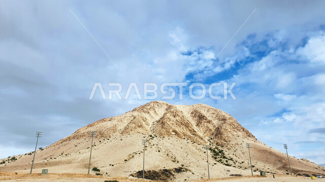 الطبيعة الصخرية للجبال في الصحراء, التضاريس والمرتفعات الجبلية في المناطق الصحراوية, المعالم الطبيعية السياحية في المملكة العربية السعودية، مكان سياحي طبيعي مشهور