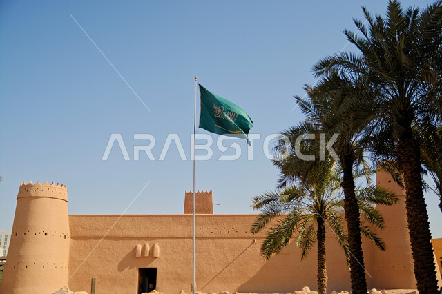 متحف المصمك التاريخي في مدينة الرياض في المملكة العربية السعودية، معالم الرياض التاريخية السياحية القديمة، الهندسة المعمارية القديمة، أماكن أثرية تاريخية في السعودية، العلم السعودي في قصر المصمك التراثي