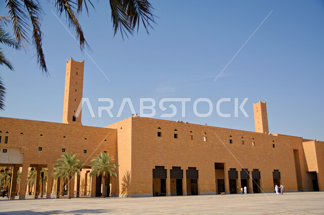 الفن الهندسي المعماري لمبنى المحكمة العامة في قصر الحكم بمدينة الرياض, مفهوم الاهتمام بالمرافق والخدمات العامة بالمملكة العربية السعودية, المراكز التجارية والسياسية المشهورة في العاصمة, الساحة الخارجية لميدان العدل