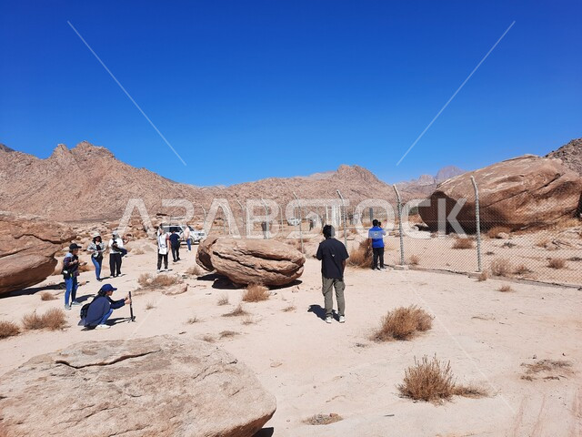 التكوينات الصخرية الطبيعية في المناطق الصحراوية، القمم والمرتفعات الجبلية في مدينة تبوك في المملكة العربية السعودية، معالم اثرية تاريخية قديمة، اماكن سياحية في السعودية، جبل سيناء في النهار