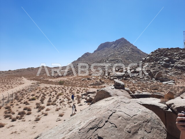 التكوينات الصخرية الطبيعية في المناطق الصحراوية، القمم والمرتفعات الجبلية في مدينة تبوك في المملكة العربية السعودية، معالم اثرية تاريخية قديمة، اماكن سياحية في السعودية، جبل سيناء في النهار