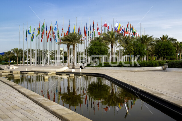 اعلام الدول العربية والاوروبية ترفرف في السماء، ساحة العلم في مدينة الدوحة في النهار، الاماكن السياحية المشهورة في دولة قطر