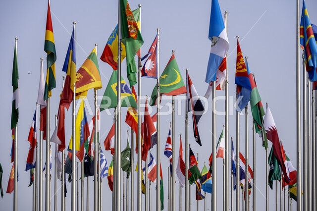 اعلام الدول العربية والاوروبية ترفرف في السماء، ساحة العلم في مدينة الدوحة في النهار، الاماكن السياحية المشهورة في دولة قطر