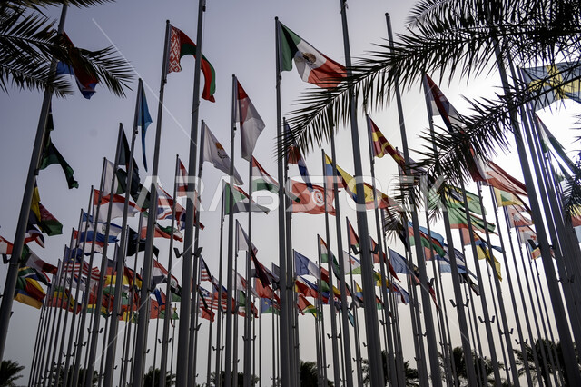 اعلام الدول العربية والاوروبية ترفرف في السماء، ساحة العلم في مدينة الدوحة في النهار، الاماكن السياحية المشهورة في دولة قطر