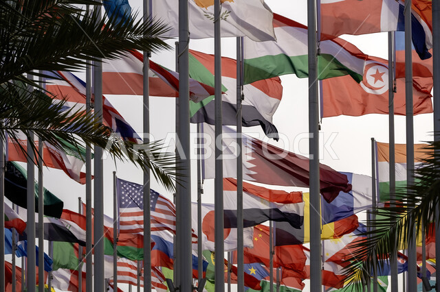 اعلام الدول العربية والاوروبية ترفرف في السماء، ساحة العلم في مدينة الدوحة في النهار، الاماكن السياحية المشهورة في دولة قطر