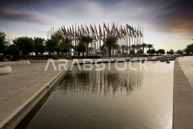 اعلام الدول العربية والاوروبية ترفرف في السماء، ساحة العلم في مدينة الدوحة في النهار، الاماكن السياحية المشهورة في دولة قطر