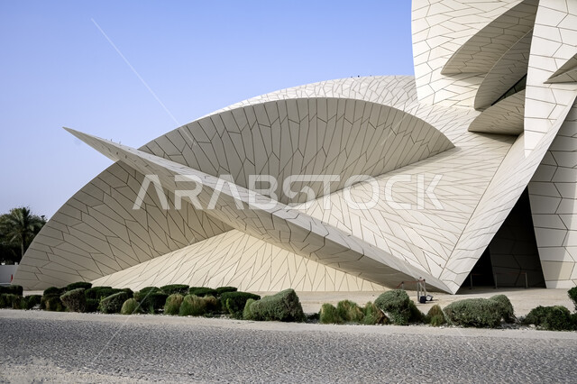 الفن الهندسي المعماري على الطراز الحديث، التشكيل الهندسي لمبنى متحف قطر الوطني على كورنيش الدوحة، المعالم والمتاحف والقصور المشهورة في قطر، النمو والتقدم العمراني، مناطق جذب واستقطاب السائحين للتعرف على التراث والحضارة القطرية