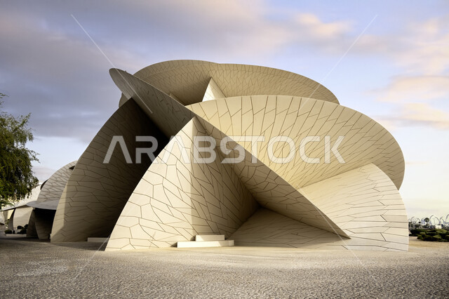 الفن الهندسي المعماري على الطراز الحديث، التشكيل الهندسي لمبنى متحف قطر الوطني على كورنيش الدوحة، المعالم والمتاحف والقصور المشهورة في قطر، النمو والتقدم العمراني، مناطق جذب واستقطاب السائحين للتعرف على التراث والحضارة القطرية