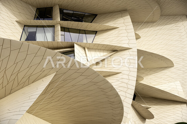 الفن الهندسي المعماري على الطراز الحديث، التشكيل الهندسي لمبنى متحف قطر الوطني على كورنيش الدوحة، المعالم والمتاحف والقصور المشهورة في قطر، النمو والتقدم العمراني، مناطق جذب واستقطاب السائحين للتعرف على التراث والحضارة القطرية