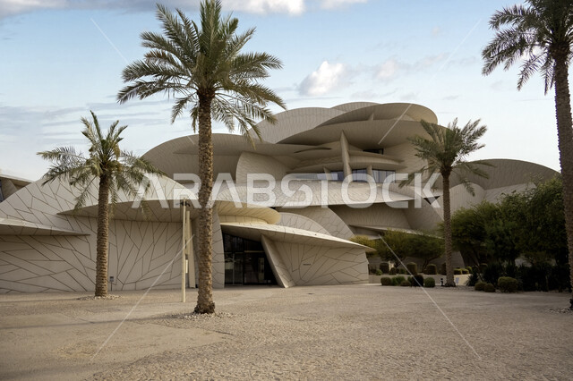 الفن الهندسي المعماري على الطراز الحديث، التشكيل الهندسي لمبنى متحف قطر الوطني على كورنيش الدوحة، المعالم والمتاحف والقصور المشهورة في قطر، النمو والتقدم العمراني، مناطق جذب واستقطاب السائحين للتعرف على التراث والحضارة القطرية