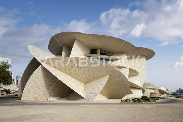 الفن الهندسي المعماري على الطراز الحديث، التشكيل الهندسي لمبنى متحف قطر الوطني على كورنيش الدوحة، المعالم والمتاحف والقصور المشهورة في قطر، النمو والتقدم العمراني، مناطق جذب واستقطاب السائحين للتعرف على التراث والحضارة القطرية